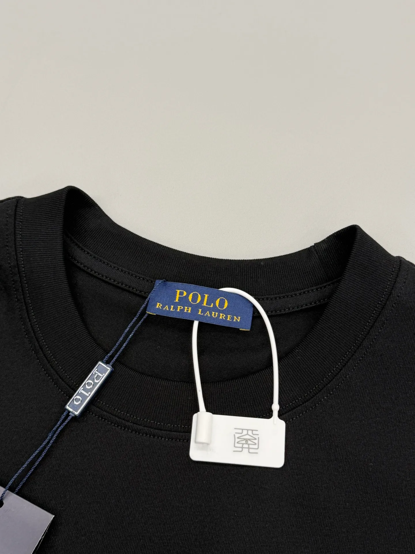 P160 [High Quality]Ralph Lauren*Ralph Lauren embroidery micro-label simple‼ ️Short-sleeved T-shirt 💗Ralph Lauren classic short-sleeved T-shirt, custom-made 280g pure cotton fabric, soft and breathable, classic horseback golf🏌️ embroidery on the chest, logo + logo embroidery on the back, simple and recognizable. Round neck design, neat tailoring, customized 280g pure cotton fabric, soft and smooth to the touch, great breathability, super comfortable to wear in summer! The same loose version for men and women, OK to wear alone or layered, versatile ~ 𝐂𝐎𝐋𝐎𝐔𝐑: black white 𝐒𝐈𝐙𝐄: S-xL Size chart: S: Shoulder width 51 - Bust 55 - Clothing length 70 M: Shoulder width 53 - Bust 57 - Clothing length 72 L: Shoulder width 55 - Bust 59 - Clothing length 74 XL: Shoulder width 57 - Bust 61 - Clothing length 76